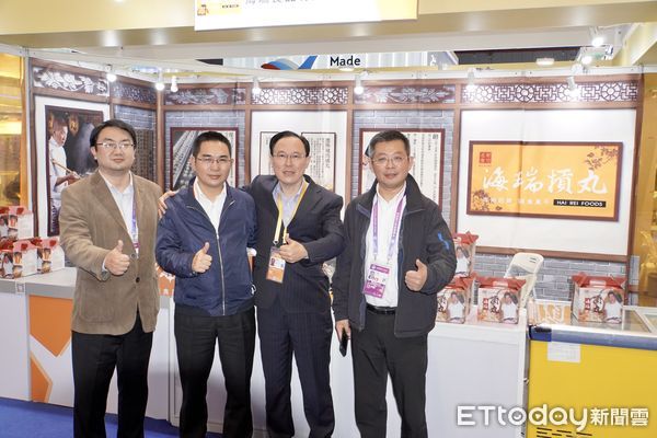 ▲▼國務院台辦經濟局副局長陳斌華、上海市台辦主任鍾曉敏等人為參展的台灣企業加油打氣。（圖／記者趙禕攝）