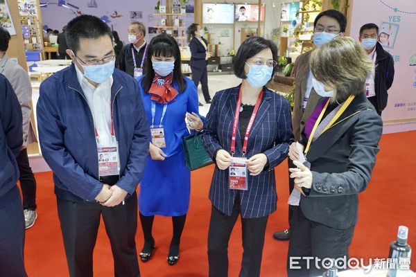 ▲▼國務院台辦經濟局副局長陳斌華、上海市台辦主任鍾曉敏等人為參展的台灣企業加油打氣。（圖／記者趙禕攝）