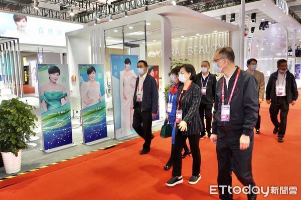 ▲▼國務院台辦經濟局副局長陳斌華、上海市台辦主任鍾曉敏等人為參展的台灣企業加油打氣。（圖／記者趙禕攝）