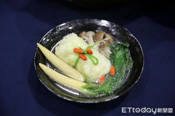 ▲▼花蓮慈濟醫院營養科團隊推出應景健康食譜「當歸生薑養生湯」。（圖／慈濟醫學中心提供，下同）