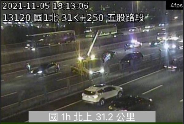 ▲▼國道1南下三重-五股路段5車追撞，造成嚴重回堵。（圖／翻攝自高速公路行控中心）