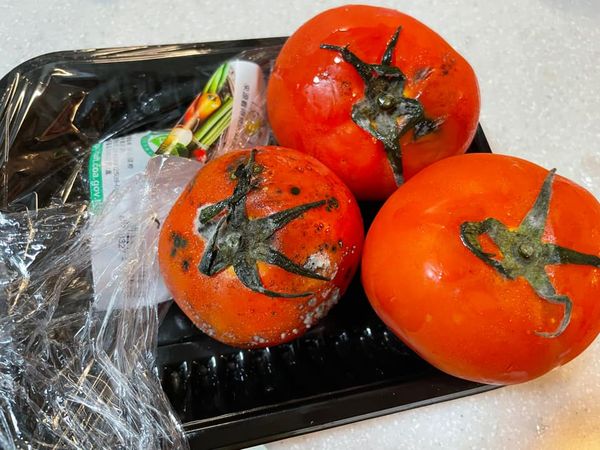 ▲蕭彤雯買3顆番茄要價145。（圖／翻攝自臉書／蕭彤雯）