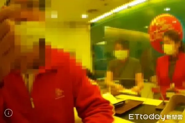 ▲呂姓男子誤信詐騙投資，到銀行準備匯款。（圖／八德警分局提供）