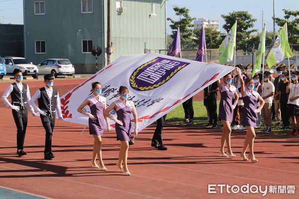 ▲中華醫大53週年校慶運動會8位親善大使護送校旗進場，配合防疫由新生班代表選手參加開幕，操場熱鬧滾滾。（圖／記者林悅翻攝，下同）