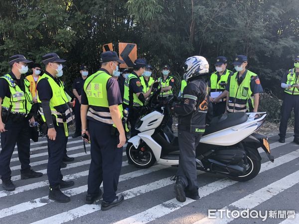 ▲台南市警麻豆分局結合交通警察大隊、交通部公路總局嘉義區監理所麻豆監理站及台南市環保局在台174線32.7公里處，出動空拍機蒐證，透過聯合執法取締規車輛。（圖／記者林悅翻攝，下同）