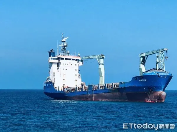 ▲擱淺在澎湖吉貝嶼海域的巴拿馬籍信燕輪。（圖／航港局提供）