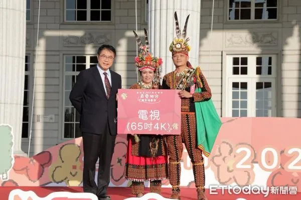 ▲台南市2021聯合婚禮於奇美博物館舉行，市長黃偉哲擔任證婚人，主持證婚儀式，為現場參與的39對新人們祝福。（圖／記者林悅翻攝，下同）