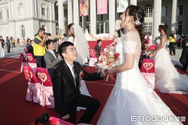 ▲台南市2021聯合婚禮於奇美博物館舉行，市長黃偉哲擔任證婚人，主持證婚儀式，為現場參與的39對新人們祝福。（圖／記者林悅翻攝，下同）