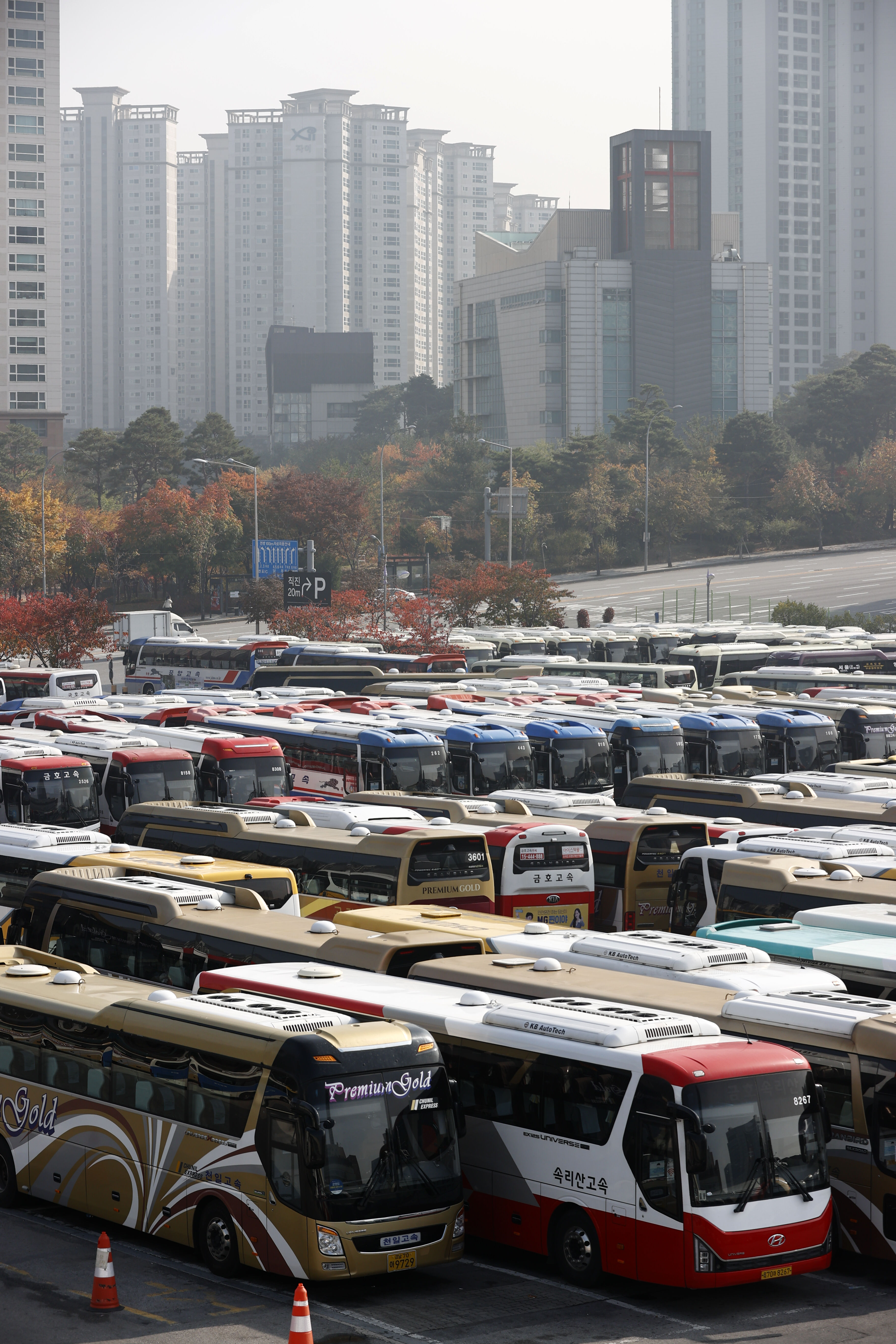 ▲▼車用尿素供應短缺，恐怕導致南韓公車等大型公共運輸停擺。（圖／達志影像）