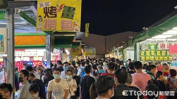 ▲▼鳳山青年夜市重新開幕。（圖／記者吳世龍攝）