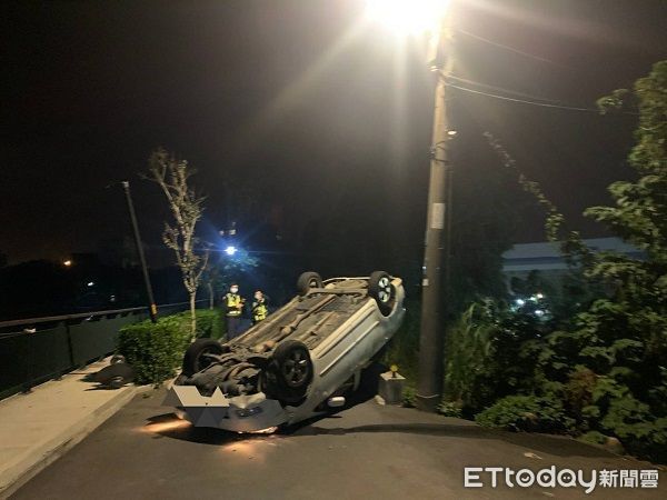 ▲陳姓男子酒駕走小巷回家自撞路燈桿翻車。（圖／桃園警分局提供）