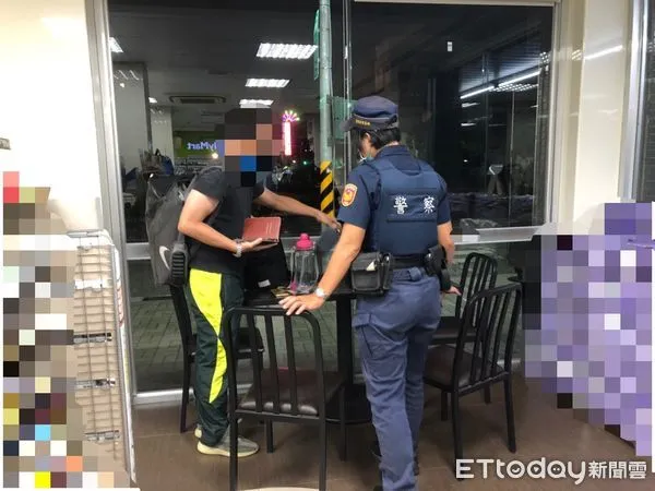 ▲▼員警到場發現男子正要第二次購買遊戲點數，立即勸阻並説明是詐騙手法，阻止男子錢財損失。（圖／台灣東縣警局提供，下同）