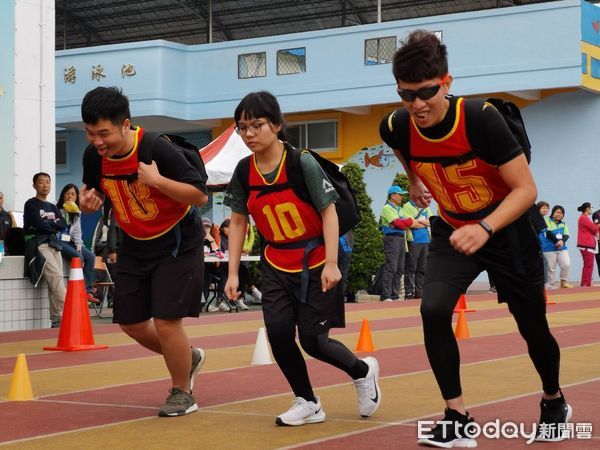 ▲術科測驗實地騎乘循環檔機車。（圖／台東林管處提供，下同）