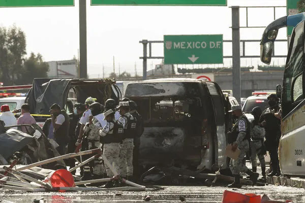 ▲▼ 墨西哥卡車失靈，撞向收費站及6輛車。（圖／達志影像／美聯社）