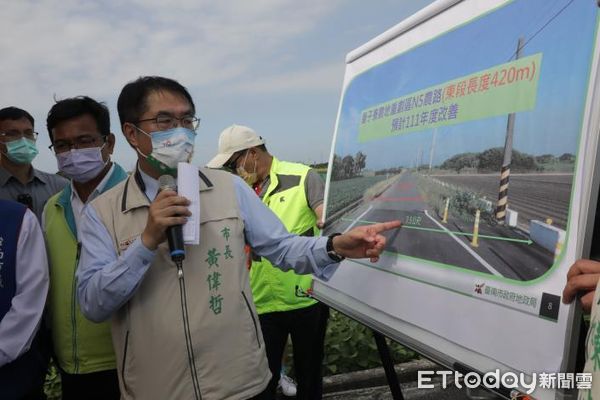 ▲台南市長黃偉哲7日偕同地政局長陳淑美，視察麻豆區番子寮農地重劃區N5農路成果。（圖／記者林悅翻攝，下同）