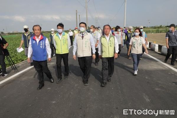 ▲台南市長黃偉哲7日偕同地政局長陳淑美，視察麻豆區番子寮農地重劃區N5農路成果。（圖／記者林悅翻攝，下同）