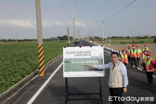 ▲台南市長黃偉哲7日偕同地政局長陳淑美，視察麻豆區番子寮農地重劃區N5農路成果。（圖／記者林悅翻攝，下同）