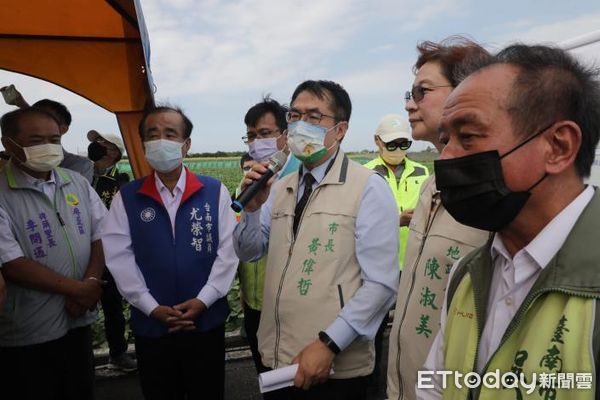 ▲台南市長黃偉哲7日偕同地政局長陳淑美，視察麻豆區番子寮農地重劃區N5農路成果。（圖／記者林悅翻攝，下同）