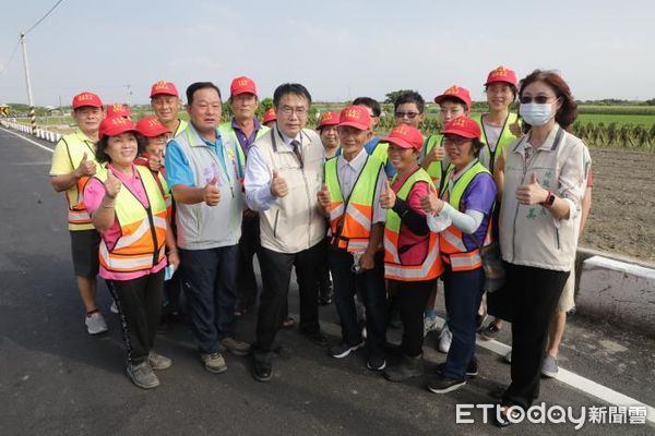 ▲台南市長黃偉哲7日偕同地政局長陳淑美，視察麻豆區番子寮農地重劃區N5農路成果。（圖／記者林悅翻攝，下同）