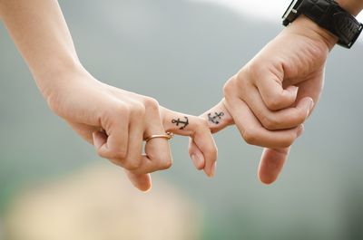 女友媽嗆「上床就分手」！他被逼一年不准發生關係崩潰：怎麼辦