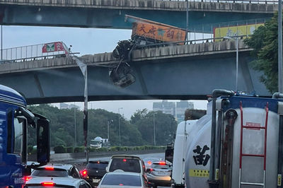 快訊／國一北上貨車自撞護欄　車頭懸掛橋樑邊！嚴重回堵2km