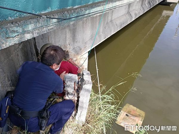 ▲▼老翁捕魚受困。（圖／記者陳宏瑞翻攝）