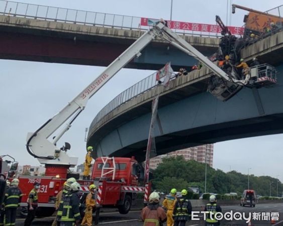 ▲▼彰化國道1號北上轉國3匝道車禍，貨車車頭懸空。（圖／民眾提供）