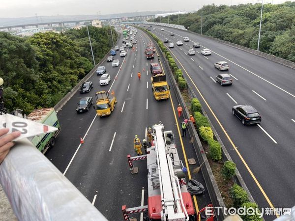 ▲▼彰化國道1號北上轉國3匝道車禍，貨車車頭懸空。（圖／記者唐詠絮翻攝）