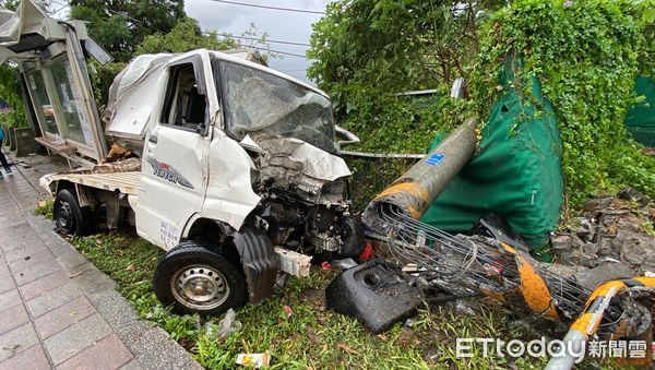 ▲▼仰德大道、莊頂路口4車車禍，5人受傷。（圖／記者游宗樺攝）