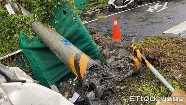 ▲▼仰德大道、莊頂路口4車車禍，5人受傷。（圖／記者游宗樺攝）