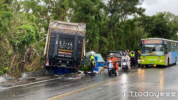 ▲▼仰德大道、莊頂路口4車車禍，5人受傷。（圖／記者游宗樺攝）