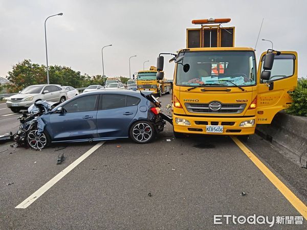 ▲國道1號國道北上1號300公里處，台南下營系統閘道口，上午發生連環車禍，自小客車疑追撞防撞工程車，造成小客車車頭毀損，女駕駛人胸部撞擊疼痛送醫。（圖／民眾提供，下同）