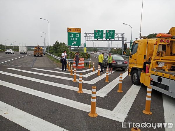 ▲國道1號國道北上1號300公里處，台南下營系統閘道口，上午發生連環車禍，自小客車疑追撞防撞工程車，造成小客車車頭毀損，女駕駛人胸部撞擊疼痛送醫。（圖／民眾提供，下同）