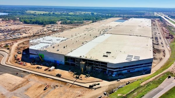 ▲▼馬斯克的特斯拉德州超級工廠「Giga Texas」工程進度引發網友關注，截至11月7日的空拍畫面曝光。（圖／翻攝自推特／@peterdog15）