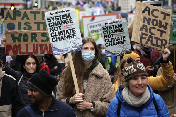 ▲▼聯合國氣候峰會（COP 26）在英國登場，環保組織抗議。（圖／達志影像／美聯社）