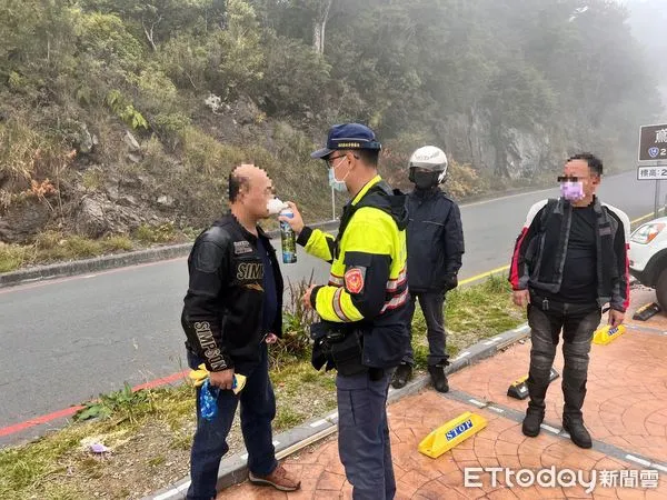 ▲重機車友男子在合歡山鳶峰發生高山症，巡邏員警即時提供氧氣瓶紓解症狀。（圖／記者高堂堯翻攝）