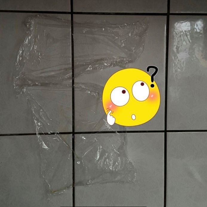 ▲用過的保鮮膜被貼在牆上。（圖／翻攝自靠北婆婆2.0）