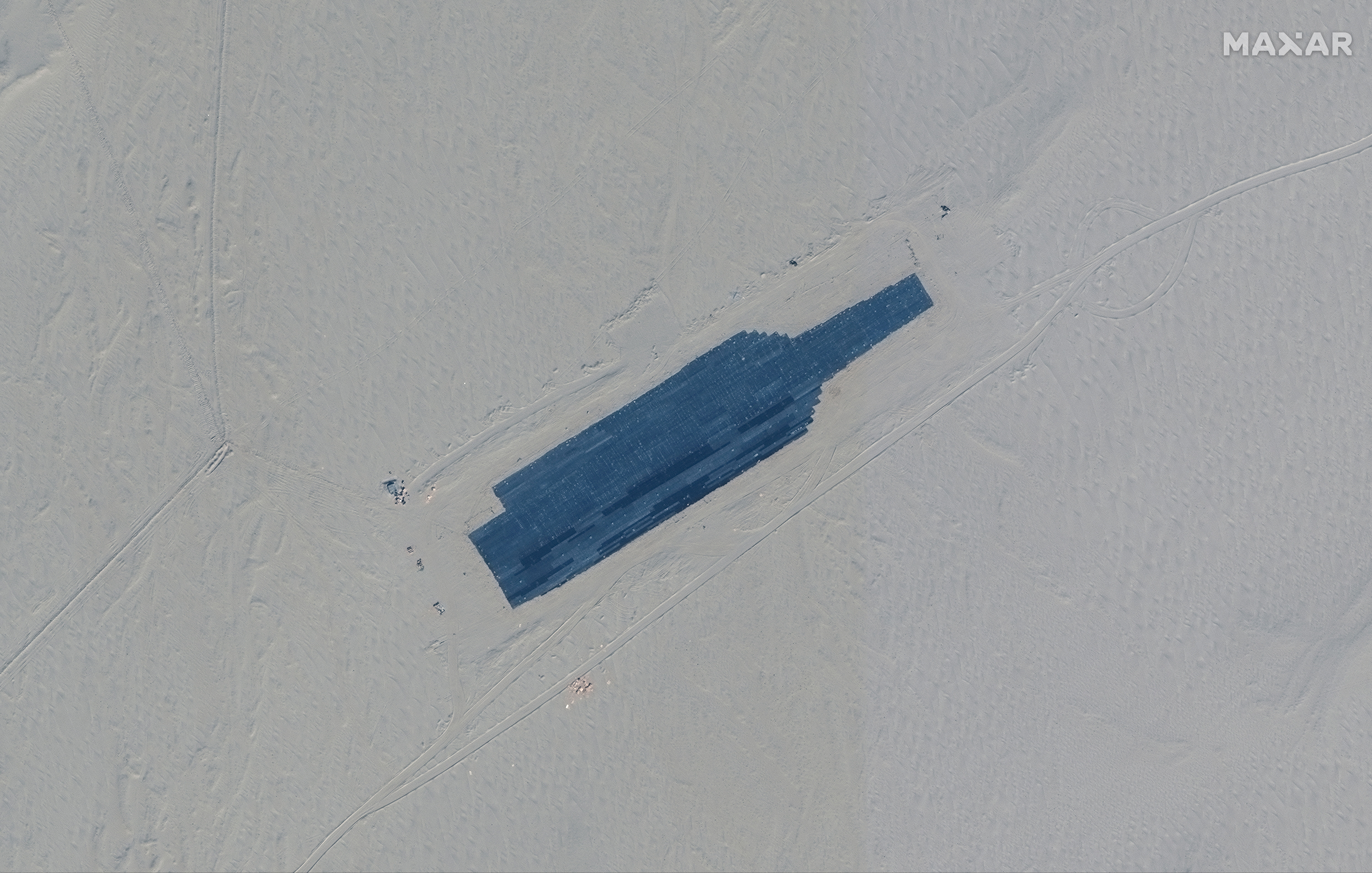 ▲▼美國根據衛星影像研判，中國在新疆塔克拉瑪干沙漠建造等比例美軍航艦做為標靶。（圖／路透社）