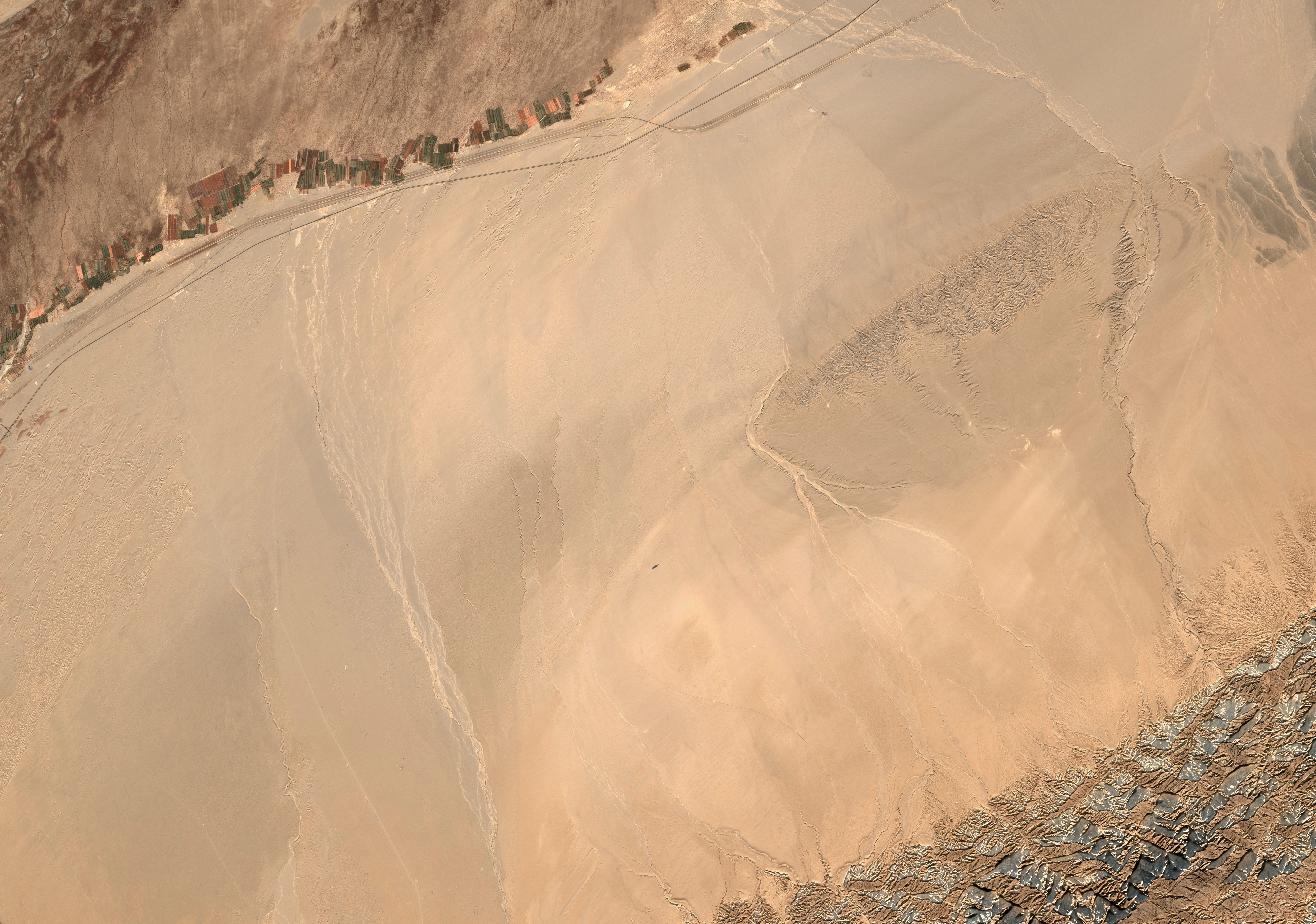 ▲▼衛星圖像顯示，中國在西部的新疆塔克拉瑪干沙漠武器實驗場中興建靶場，模擬美國海軍航母戰鬥群。（圖／路透社）