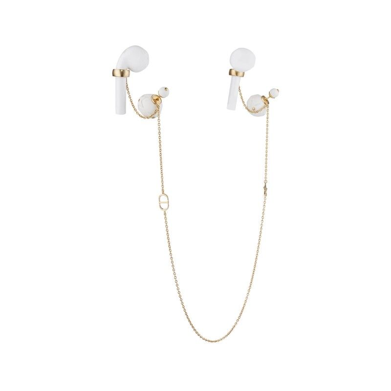 LV、Dior相繼推出airpods耳機珍珠耳環，微霧珍珠光、可拆式鏈條、還可以變成項鍊