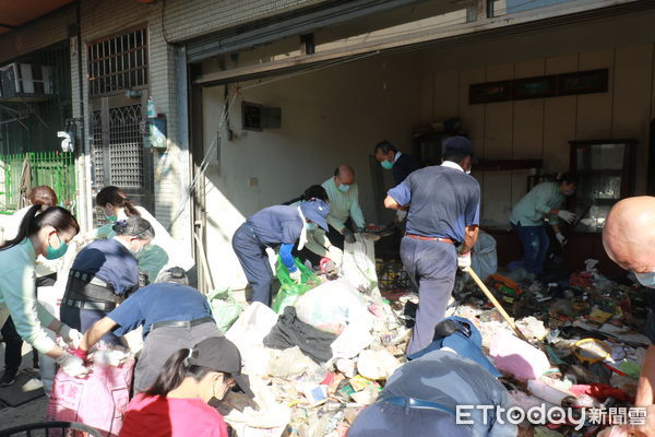 ▲台中慈濟醫院以打掃弱勢居家的方式提前慶祝醫師節。（圖／慈濟基金會提供）