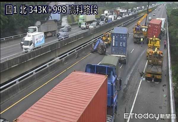 ▲國道一號北巷高科路段發生3車追撞事故。（圖／記者吳世龍翻攝）