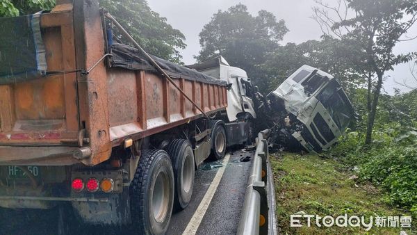 ▲▼砂石車撞蘇花公路山壁後，擦撞前車再撞對向砂石車1人受困。（圖／記者游芳男翻攝，下同）