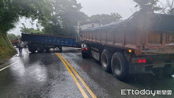 ▲▼砂石車撞蘇花公路山壁後，擦撞前車再撞對向砂石車1人受困。（圖／記者游芳男翻攝，下同）