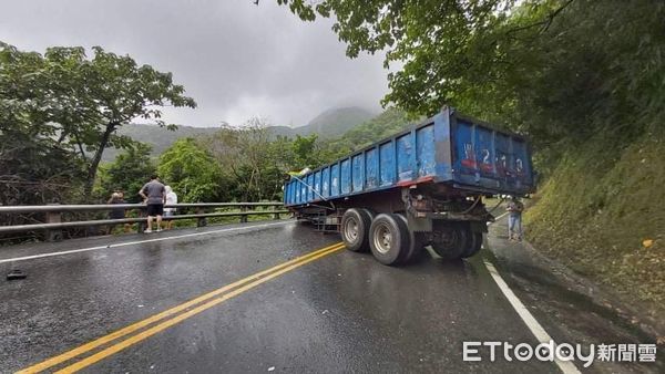 ▲▼砂石車撞蘇花公路山壁後，擦撞前車再撞對向砂石車1人受困。（圖／記者游芳男翻攝，下同）