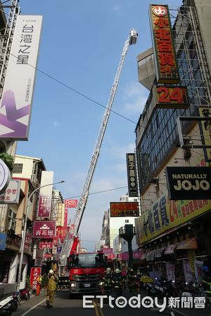 ▲雲林縣消防局此次演練出動各式消防救災車輛，演訓項目有雲梯車高空救援、火場人命搜救及火災控制、大量傷病患救護以及受阻通道強制破壞。（圖／記者蔡佩旻翻攝）