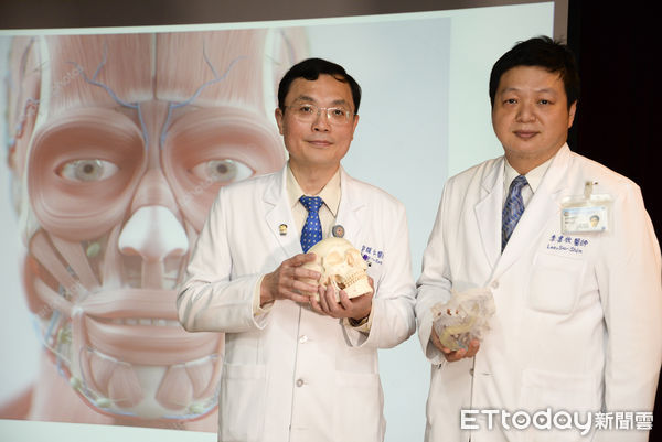 ▲2019年高醫首獲衛福部核可臉部移植的人體試驗，郭耀仁(左)及李書欣二位醫師是重要推手。（圖／記高醫提供）