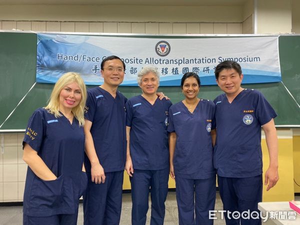▲高醫移植團隊負責人郭耀仁(左2)2019年舉辦國際移植學術研討論，和國外專家砌磋技藝。（圖／高醫提供）