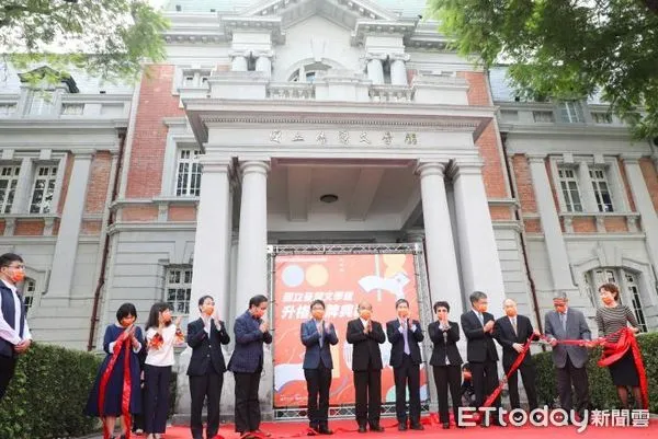 ▲國立台灣文學館升格中央三級機構，8日在行政院長蘇貞昌、文化部長李永得、台南市副市長趙卿惠、台灣文學館長蘇碩斌等人舉行揭牌儀式。（圖／記者林悅翻攝，下同）