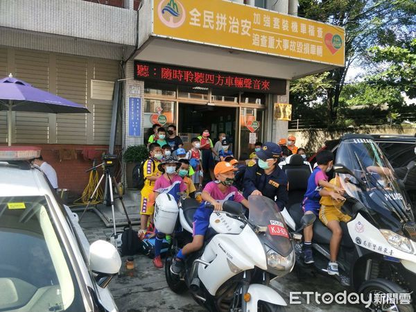 ▲重型警用機車供學童試坐。（圖／記者楊漢聲翻攝）